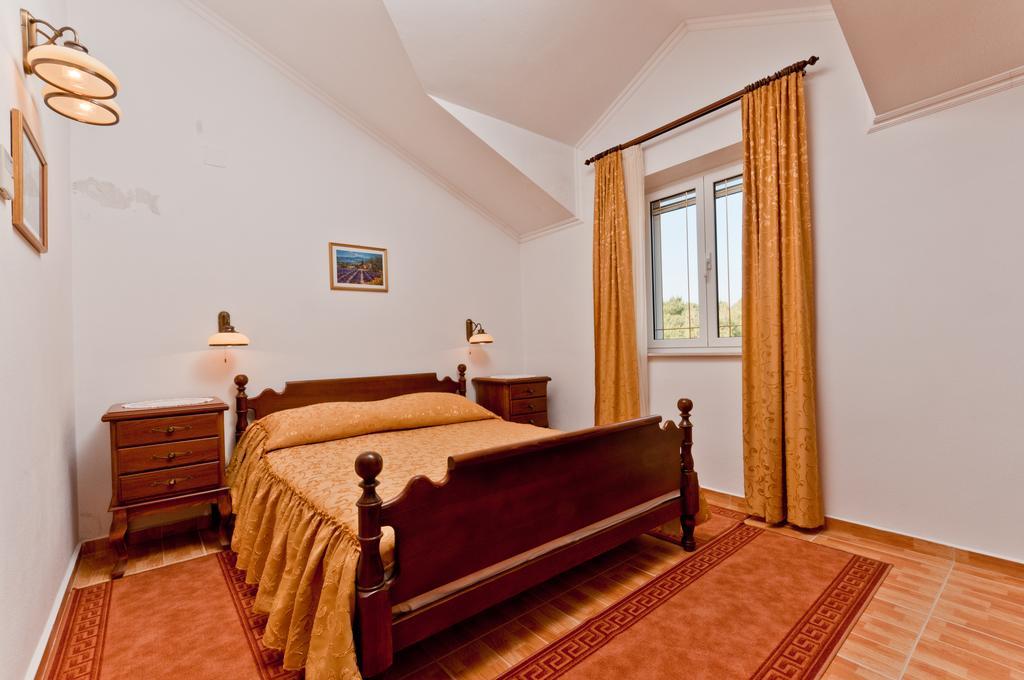 סומרטין Apartments Barba Petra Dvori מראה חיצוני תמונה