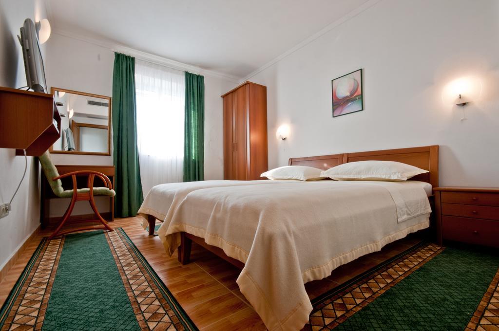 סומרטין Apartments Barba Petra Dvori מראה חיצוני תמונה